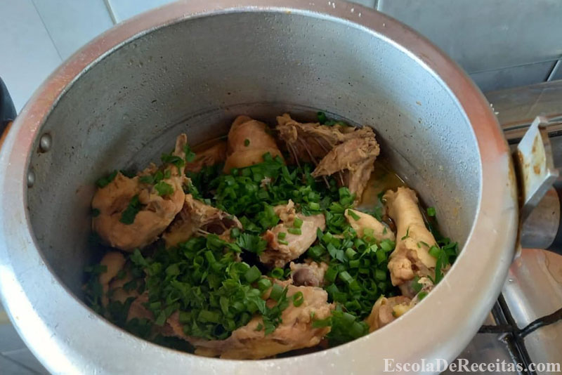 receita de galinha caipira tradicional como fazer