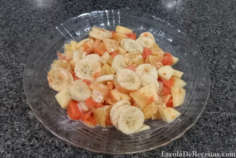 Como fazer salada de frutas simples com leite condensado
